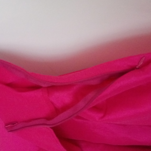 BEAUTIFUL Hot pink High/low skirt. - Picture 3 of 7